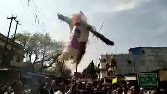 पट्टी तहसील में अधिवक्ताओं का प्रदर्शन, जिला प्रशासन मुर्दाबाद के लगाये नारे फूँका पुतला
