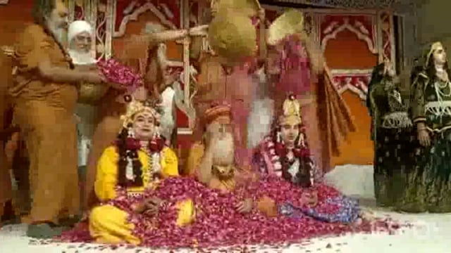 गोकुल के रमणरेती आश्रम में डीएम एसएसपी ने लिया ब्रज की होली का आनंद