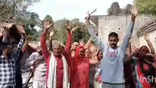 भम्भुवा के ग्रामीणों आवास न मिलने से जताया आक्रोश किया प्रदर्शन