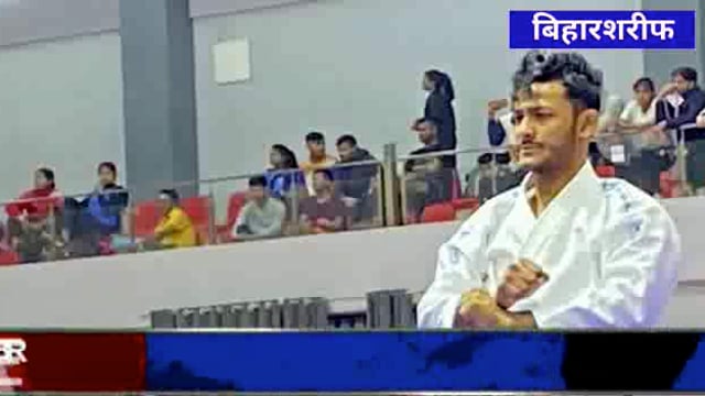 राष्ट्रीय कराटे प्रतियोगिता में सोजल खड्गी ने जीता सिल्वर मेडल,कराटे खिलाड़ी सोजल खड्गी को फूल माला पहनाकर सम्मानित करते