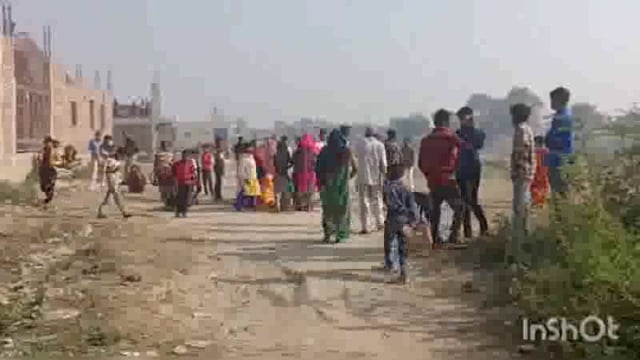 पेड़ पर लटकते मिला युवक के शव से इलाके में फैली सनसनी, वही मामले की जांच करने में जुटी पुलिस।