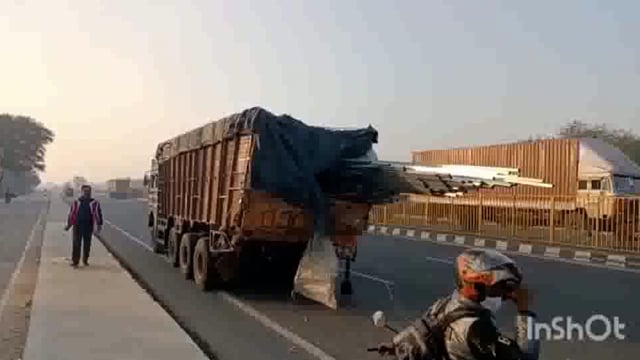 हाईवे किनारे खड़े ट्रक में  घुसा कैंटर चालक व परिचालक की मौत
