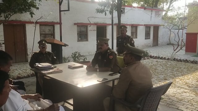 बाघराय थाना परिसर में थाना प्रभारी त्रिलोकी नाथ पांडे की अगुवाई में संपन्न हुई पीस कमेटी की बैठक,