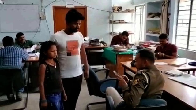 सूरजगढ़ा पुलिस द्वारा एक भटकती हुई बालिका को प्राप्त कर उनके परिजनों को सौंपा गया