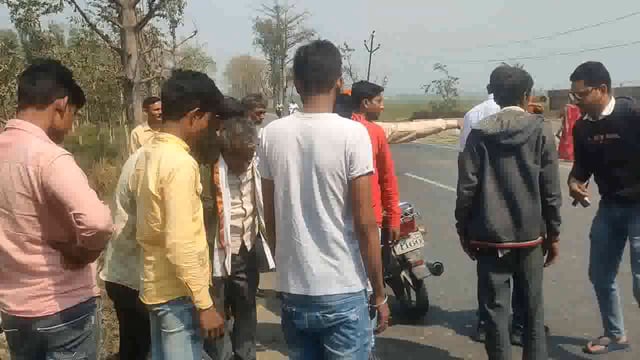 कमदा लालपुर से पहले पेट्रोल पंप के पास तेज रफ्तार बाइक सवार बच्ची को बचाने के चक्कर में पलटा आई चोटें ।