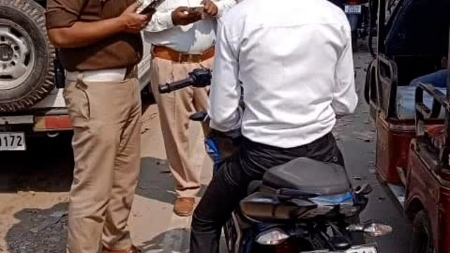 इटवा सहित जिले में यातायात नियमों का उल्लंघन करने वाले 29 वाहनों से पुलिस ने वसूल किया ₹28500 का शमन शुल्क