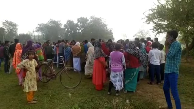 बांसी के राप्ती नगर में संदिग्ध परिस्थितियों में मिली युवक की लाश मौके पर पहुंची बांसी पुलिस ।