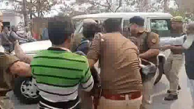 मार्ग दुर्घटना में घायल छात्रों को SP द्वारा अपने स्कोर्ट वाहन से भेजा गया जिला अस्पताल  त्वरित उपचार से छात्रों की बचाय