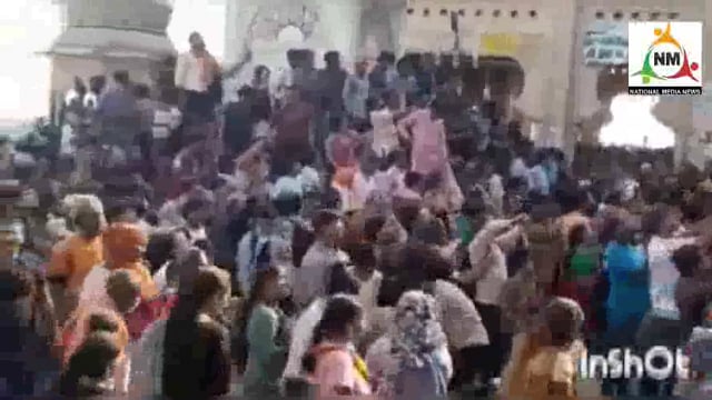 बरसाना में राधारानी मंदिर पर जमकर हुई लड्डू होली जिसमें श्रद्धालुओं ने लड्डू लूटकर होली का आनंद लिया।