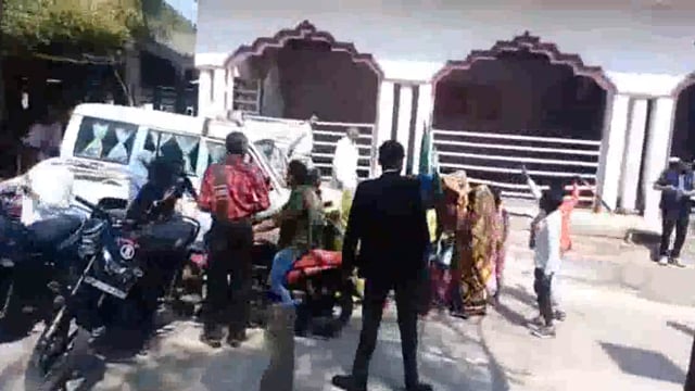 एसडीएम को को तहसील से बाहर जाने से महिलाओं व किसानों ने रोका#Prayagraj 