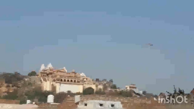 बरसाने की लट्ठमार होली में आए हुरियारों और लाखों श्रद्धालुओं पर पूर्व चेयरमैन बलराज चौधरी ने हेलीकॉप्टर से बरसाए पुष्प।