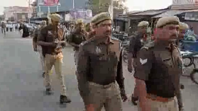 आगामी त्यौहार होली, शब ए बारात को लेकर SP के नेतृत्व में थाना क्षेत्र डुमरियागंज में किया गया पैदल गश्त