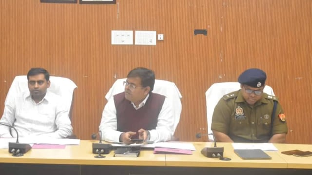 आधार अपडेट के संबंध मे DM SP CDO कि अध्यक्षता में कलेक्ट्रेट सभागार में हुई बैठक