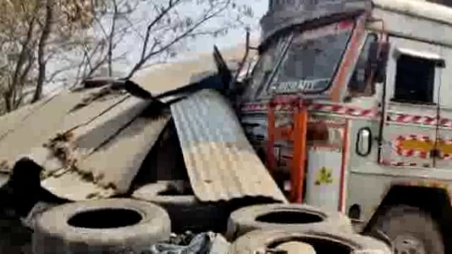 भड़रिया पुलिस बूथ के पास ट्रक ने क्रेटा को मारी टक्कर तीन मोटरसाईकिलो को भी रौंदा मौके से ट्रक चालक व कंडक्टर हुये फरार