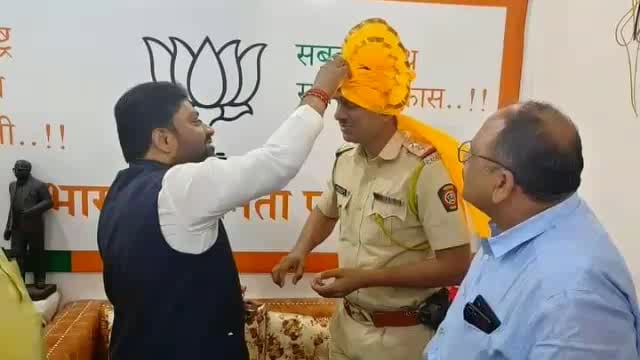 शहर पोलीस ठाण्याचे नवनिर्वाचित पोलीस निरीक्षक परमेश्वर कदम यांचा माजी आमदार सुधाकर भालेराव यांच्या हस्ते सत्कार