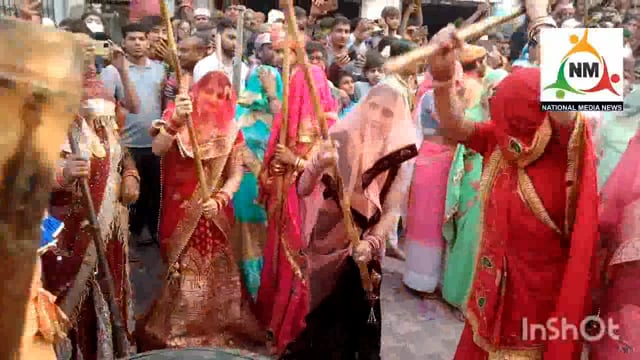 बरसाने की सुप्रसिद्ध लट्ठमार होली में बरसाने की सखियों ने नंदगांव के सखाओं पर बरसाईं प्रेम पगी लाठियां।