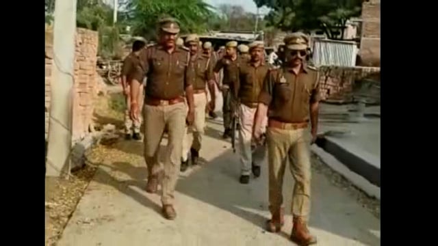 अलोना गांव में शांति पूर्वक तरीके से ग्राम प्रधान का चुनाव करवाने के लिए पैलानी थाना प्रभारी के नेतत्व में फ्लैग मार्च 