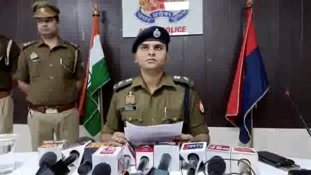 आगरा: थाना एत्माद्दौला पुलिस ने टेंपो में बैठकर मोबाइल व मोटरसाइकिल पर चैन स्नैचिंग करने वाले गिरोह को किया गिरफ्तार