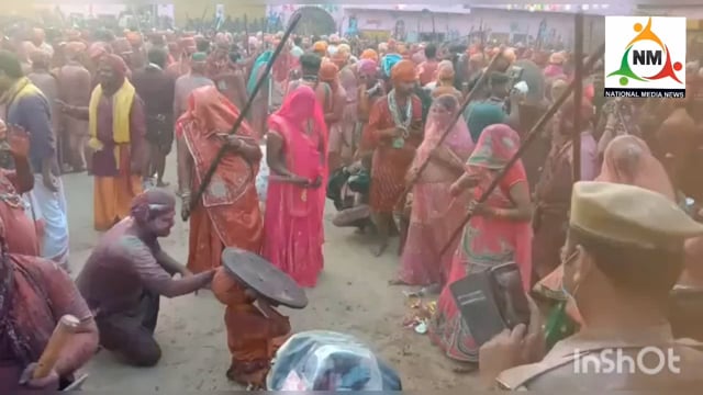 नंदगांव में खेली गई लट्ठमार होली के दौरान बरसाने के हुरियारों पर नंदगांव की हुरियारिनों ने बरसाईं प्रेम पगी लाठियां।