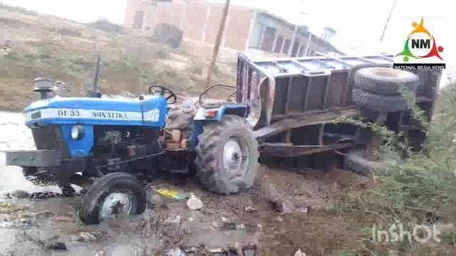 डांगोली वृंदावन रोड पर पानीगांव के पास खाई में पलटे ईटों से भरे हुए ट्रैक्टर ट्राली ड्राइवर ने कूदकर बचाई अपनी जान।