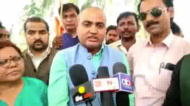 गैस के दामों में वृद्धि को लेकर कांग्रेसियों ने कलेक्ट्रेट का किया घेराव डीएम को सौंपा ज्ञापन।