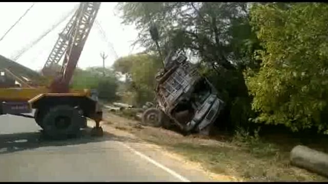 अतरहट-बगिया के बीच में आमने-सामने दो ट्रक आपस में भिड़े,मौके पर पहुंचकर पुलिस ने क्रेन से दोनों को खड़ा करवाया