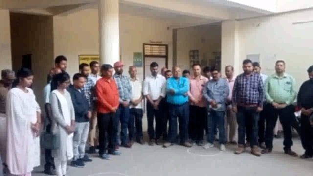अंचल कर्मी के निधन पर अमरपुर अंचल कार्यालय में कर्मियों एवं पदाधिकारियों के द्वारा 2 मिनट मौन रख दी गई श्रद्धांजलि