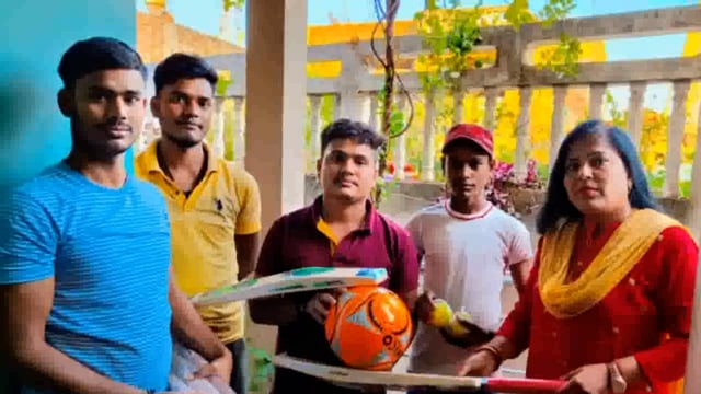 जरूरतमंद बच्चों के बीच अमरपुर की मुख्य पार्षद के द्वारा खेल सामग्री का किया गया वितरण