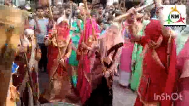 लाडली जी के बरसाने की विश्वप्रसिद्ध होली के दौरान हुरियारिनों ने नंदगांव के हुरियारों पर जमकर बरसाईं प्रेम पगी लाठियां।