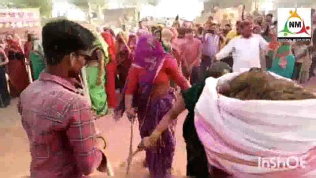 राधारानी के गांव रावल में सोलह श्रृंगार किए हुरियारिनों ने हुरियारों पर बरसाईं प्रेम पगी लाठियां।