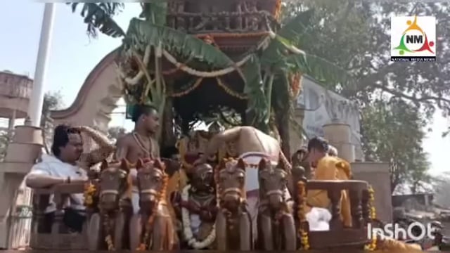 भगवान बैकुंठ नाथ ने रथ में सवार होकर नगर भ्रमण करते हुए भक्तों को दिए दर्शन, भगवान का रथ खींचने को भक्तों में मची होड़।
