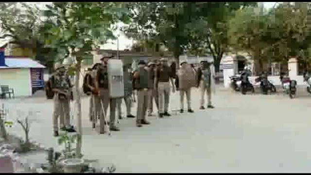 पैलानी थाना प्रभारी के नेतृत्व पुलिस ने आने वाले त्यौहारों को देखते हुए दंगों को रोकने के लिए मॉक ड्रिल किया