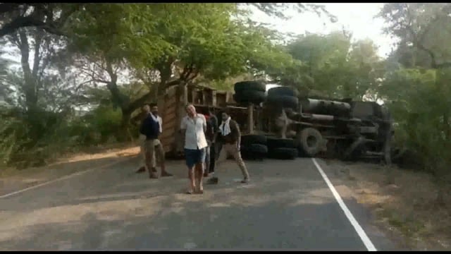 पपरेदा गांव के पास में बालू से भरा हुआ ट्रक पलटा,चालक व खलासी को आई चोटें