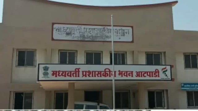 आटपाडीच्या तहसील कार्यालयातील मुतारी ची सफाई करावी अन्यथा तहसील कार्यालयावर शेन फेक आंदोलन चा इशारा


