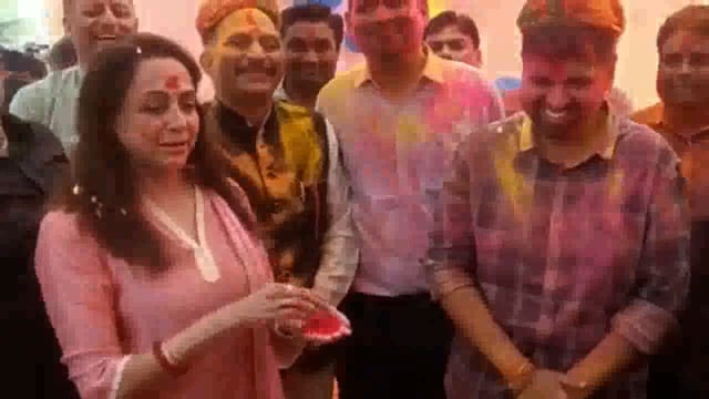सांसद हेमा मालिनी ने श्रद्धालुओं के साथ खेली गुलाल और फूलों की होली#