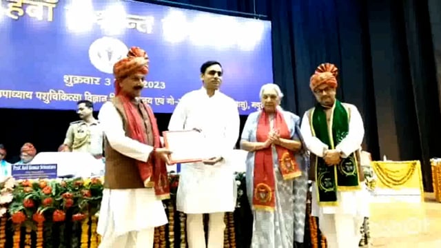 मथुरा में पंडित दीनदयाल उपाध्याय विश्वविद्यालय का 12 वां दीक्षांत समारोह मनाया गया