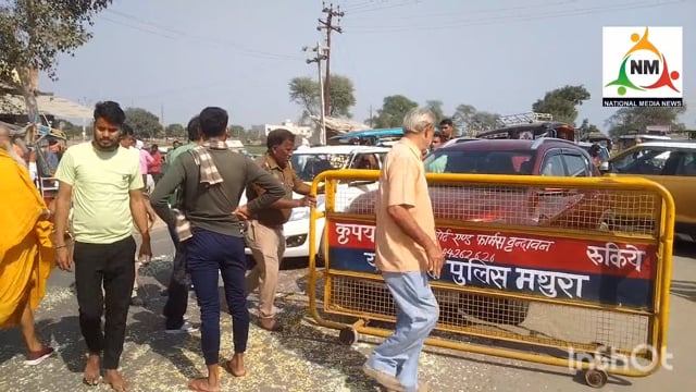 एकादशी पर लाखों परिक्रमार्थियों के बीच में से होकर गुजरती रही गाड़ियां लेकिन पास में लगे पुलिस को नहीं दिखाई दी गाड़ियां