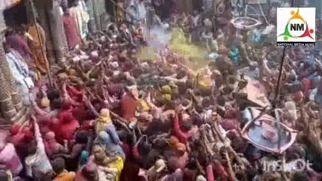 रंगभरनी एकादशी पर ठाकुर बांके बिहारी जी के साथ भक्तों ने खेली हर्ष उल्लास के साथ होली जमकर उड़ा रंग और गुलाल अबीर।