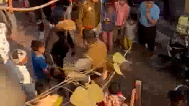 रंगभरनी एकादशी पर परिक्रमा में युवकों के साथ की पुलिस ने मारपीट वीडियो हुआ वायरल