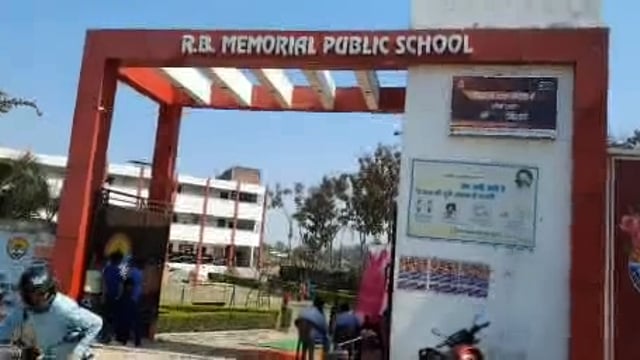 मऊ जनपद R B मेमोरियल स्कूल में होली के अवसर पर सजा मंच बच्चो सहित अभिभावक भी रंगे होली के रंगों में 