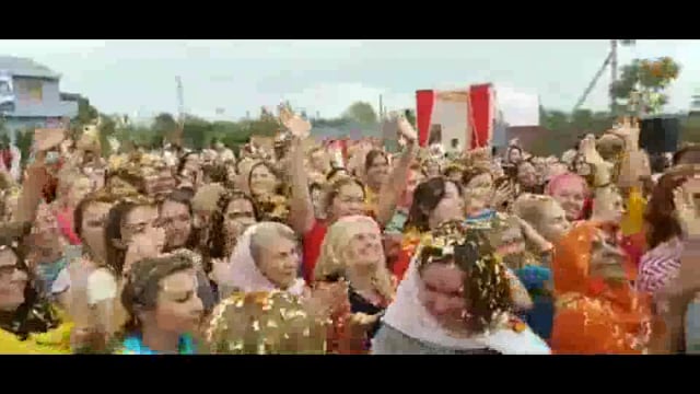 सात समुंदर पार से वृंदावन आए विदेशी भक्तों ने जमकर खेली फूलों की होली#