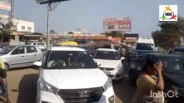 रंगभरनी एकादशी पर्व पर वृंदावन राया एक्सप्रेस-वे कट रोड पर पानीगांव चौराहे पर लगा जाम।