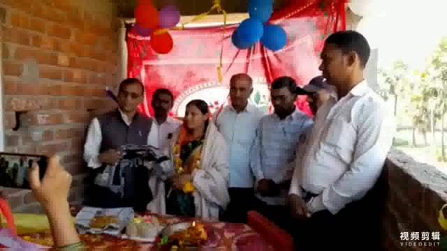 शिक्षिका के 10 वर्षों तक पढ़ाने के बाद दी गई विदाई समारोह आयोजित