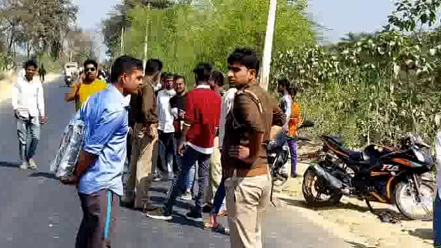 बायताल डिग्री कॉलेज के पास मार्ग दुर्घटना में दो युवक की मौत एक की हालत गंभीर।