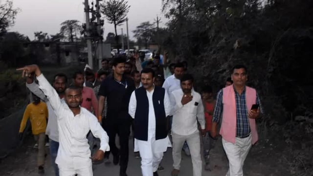 पूर्व बेसिक शिक्षा मंत्री सतीश द्विवेदी ने गौरा बड़हरी में पहुंचकर जल निकासी की समस्या का कराया समाधान