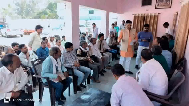 पूर्व बेसिक शिक्षा मंत्री सतीश द्विवेदी ने शनिचरा स्थित अपने आवास पर क्षेत्र की सम्मानित जनता की सुनी समस्या