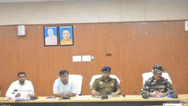 होली शबे बरात का त्यौहार सकुशल संपन्न कराए जाने के लिए डीएम की अध्यक्षता में कलेक्ट्रेट सभागार में की गई बैठक