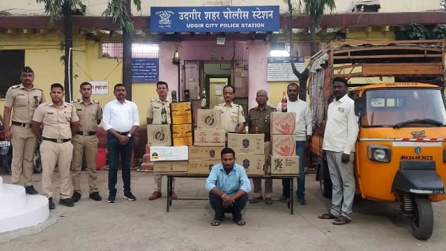 देगलूर रोडवर विदेशी दारुसह 2 लाख 80 हजार रुपयांचा मुद्देमाल शहर पोलिसांनी केला जप्त