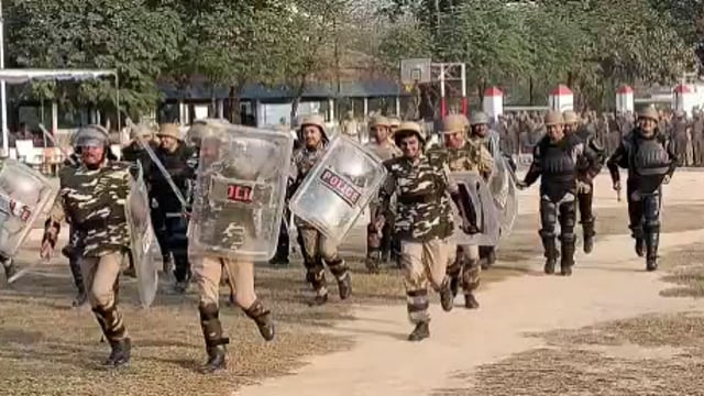 दंगा नियंत्रण उपकरणों से लैस रिजर्व पुलिस बल के जवानों ने किया अभ्यास