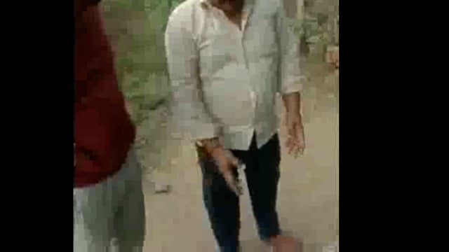 बड़ागांव से नरौली तक बन रहे सीसी रोड को मानकों से खिलवाड़ करके बनाने का वीडियो ग्रामीणों ने किया वायरल